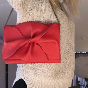 röd tiamo armväska - superfin helt oanvänd tiamo väska från scorett, ficka på baksidan å en hel dragkedja på insidan med ficka 🤩 frakt va 60kr, väskans ordinarie pris: 450kr 