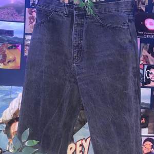 säljer då dem är för små tyvärr. ascoola stonewashed jeans, osäker på storleken men skulle säga XS-S. frakten är inräknad i priset. aldrig använda