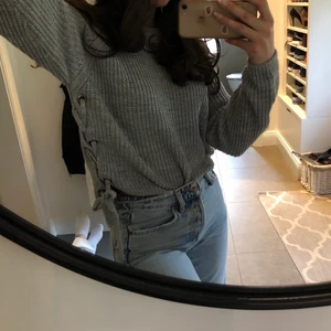 stickad tröja - supersöt grå stickad tröja med gullig detalj på bägge sidor, fint skick, buds gärna!