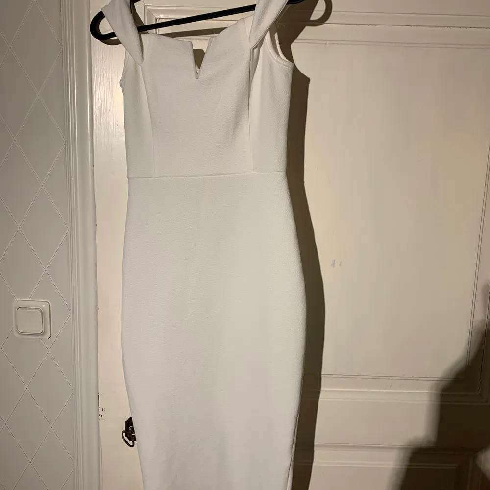 Superfin vit långklänning från Nelly.com i strl S. Använd endast en gång. Väldigt fint skick. Kan skicka och möta upp, frakten kostar 63 kr. 💗. Klänningar.