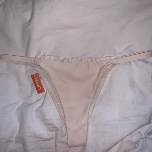 Beige bikini trosor  - Beige bikini trosor ifrån Nelly. Aldrig använda 