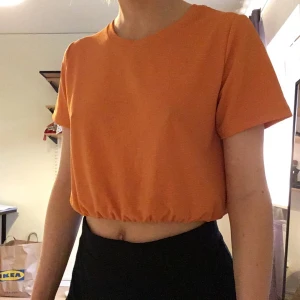 Orange topp - Jätteslt orange topp från Gina tricot! Jag brukar vika upp den vid resoren så att den blir snyggt croissant och den håller sig uppvikt så om man vill! Såklart jättesöt med volangen där nere också! Använd ca 3 gånger