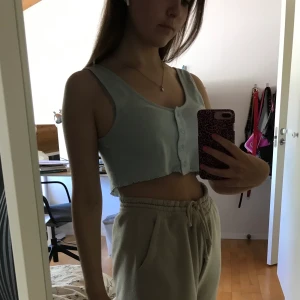 Urban Outfitters Top - Jättefin top från Urban Outfitters! Köpt för cirka ett år sen, sparsamt använd. Köptes i Köpenhamn för cirka 250 sek. Den sitter lite löst på mig som oftast har S ibland M i toppar. Köparen står för frakt! Tar swish 