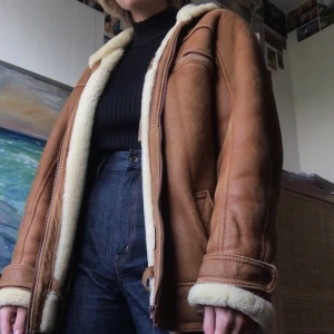 Skitsnygg vinterjacka - Supersnygg brun (färgen är mest som på första bilden) jacka i 70-talsstuk! Använd max 5 ggr. Liten defekt syns på tredje bilden. Den väger mycket därav priset (kan gå ner i pris om man möts upp)❤️ Frakten är inkluderad i priset :)