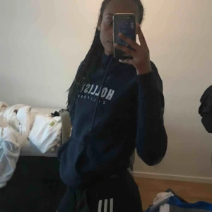  - Säljer denna marinblåa hoodien från Hollister storlek XS, jätte mysig insida och är i bra skick. Frakt betalas av köparen :)