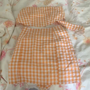 Nly trend topp och kjol stl 36 - Nly trend det. Nyskick. Ej använd! Topp som knyts kjol med dragkedja. 