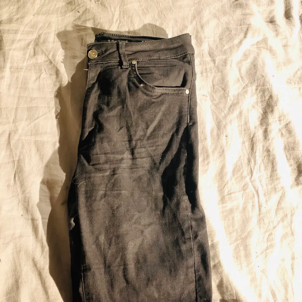 Svarta jeans från Bik bok storlek L. Använda ett antal gånger så slitning emellan benen. Inga hål men absolut tunnare tyg. Inga andra skavanker och håller nog ett bra tag till! . Jeans & Byxor.