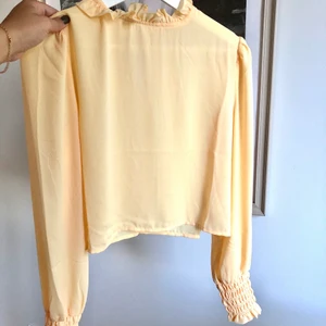 Blus - Ljusgul blus från NAKD!! Endast testad. Storlek s