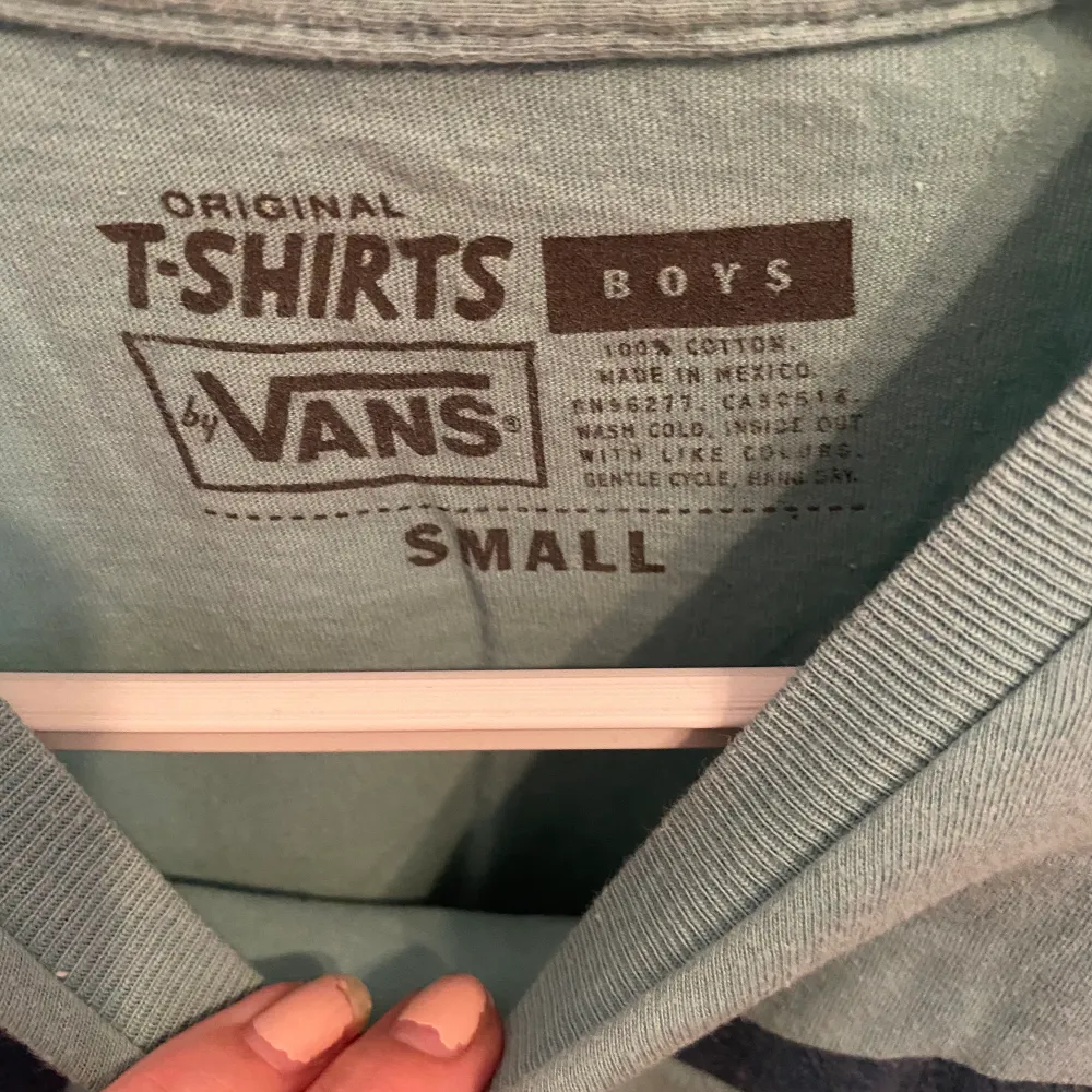 Säljer denna tröja från Vans som passar vem som helst. Storleken är S och jag säljer den för 140kr med gratis frakt. T-shirts.