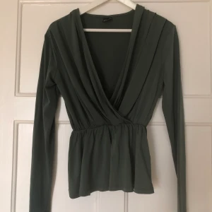 Tröja  - Tröja från Gina, aldrig använd endast testad. Strl S☺️ Se sista bilden för en mer rättvis bild på färgen ✨