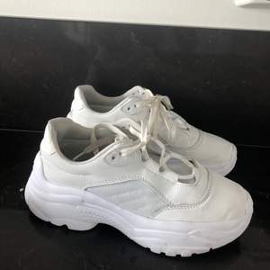 Säljer dessa snygga vita chunky sneakers. Använd fåtal gånger