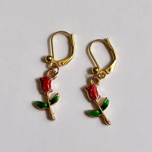 Guldiga örhängen med rosor  - Guldiga örhängen med rosor. Söta och minimalistiska! Frakt tillkommer på 12kr❤️🥀