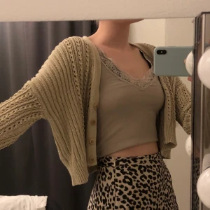 Stickad Kofta NAKD - Super söt kofta från nakd, nypris 500kr. 💕 Endast testad, aldrig använd 🤛🏻🥰😛 Så fin till sommaren! 