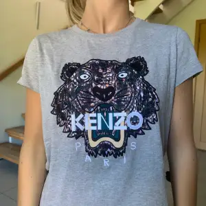 Säljer denna KENZO tiger t-shirt. Grå färg med den klassiska tigern. Storlek XS men passar även S. Använd ytterst få gånger, därmed gott skick. Skickar fler bilder vid kontakt om det behövs. Köpare står för frakt😊