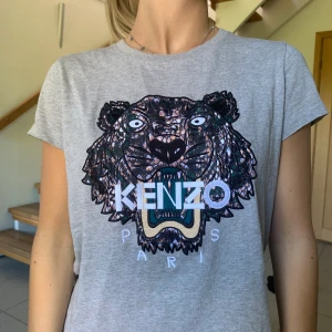 KENZO t-shirt - Säljer denna KENZO tiger t-shirt. Grå färg med den klassiska tigern. Storlek XS men passar även S. Använd ytterst få gånger, därmed gott skick. Skickar fler bilder vid kontakt om det behövs. Köpare står för frakt😊