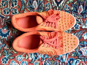  - Orangea tygskor med guldfärgade nitar. Knappt använda. Storleksmärkta 37 men passar nog 36/liten 37:a bättre. Jag har i alla fall 36 och kan använda dem. Från Nelly. 

Hämtas i Göteborg eller skickas vid önskemål. 