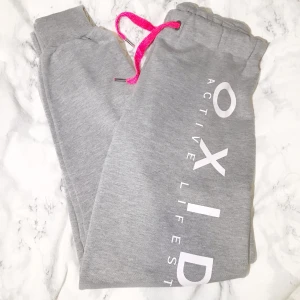 Grå mjukibyxor - 🤍🤍 Super mysiga grå mjukisbyxor. Dom är i mycket fint skick! Passar både XS och S. FRAKTEN ÄR INKLUDERAD I PRISET <3