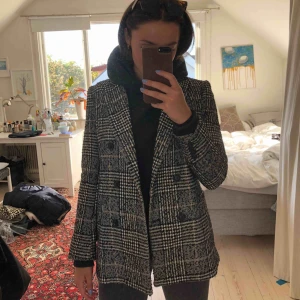  - Kavaj/jacka från H&M i super fint skick då den bara är använd ett fåtal gånger. Nypris 500kr 🤎🤎🤎