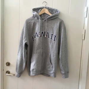 Hoodie - Grå hoodie med texten ”Hawaii” ... även köpt i Hawaii.                                                 Skönaste tröjan! 