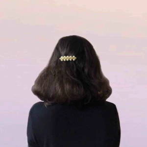  - Vintage och unik hårklämma med pärlor. Frakt inräknat i priset! 