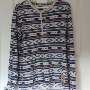 "Hippie" Tröja - Cool tröja som jag tror är köpt på carlings för några år sedan. Sparsamt använd. Strlk S men skulle nog funka som M också beroende på hur tajt man vill att den ska sitta. 