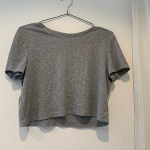 Kort T-shirt  - Kort T-shirt i ribbat tyg från h&m. Fint skick! Köpare står för frakt 💓🌸