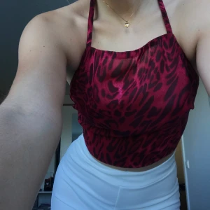 Partajtopp🖤 - en fin topp som inte kommer till använding, perfekt för festligare tillfällen. det finaste med denna tycker jag är att den är öppen i ryggen (försökte visa på bilderna men snyggare irl) hör av er för mer info 