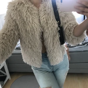 Lurvig mys jacka 🤍 - Lurvig mysig jacka som är köpt för inte så länge sedan men som inte används💗 Köparen står för frakt, pris kan diskuteras, hör av er för mer info & bilder 🤍