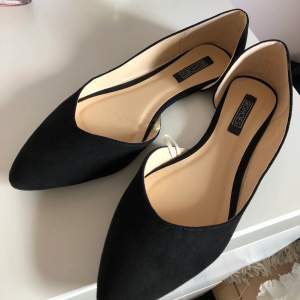 Ett par fina ballerina skor från nelly.com. Tyvärr för stora för mig så därför säljs dem. Finns dock en liten fläck på ena skon därför priset.