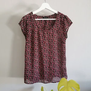 Blommig blus från Vila - Fin blommig blus i tunnt tyg från Vila. Knappt använd, fint skick! Köparen står för frakt. 