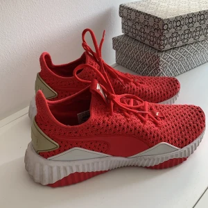 Puma x Ginatricot  - Puma x Ginatricot skor. Använda väldigt få gånger. Storlek 38,men skulle säga att 39 också funkar. Nypris cirka 1200kr (minns inte riktigt)