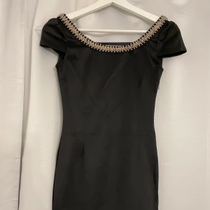 Black dress from NELLY  - Oanvänd klänning från Nelly! Riktigt fin klänning, passar perfekt om du är mellan 32/34