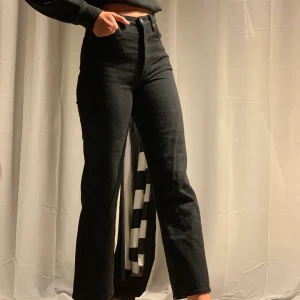 Svarta levis jeans i storlek 26 - Jag säljer ett par svarta levis jeans, då de är för korta. Jag är 173 cm. Använda ett fåtallgånger. Buda i kommentarerna. Frakt tillkommer;) 