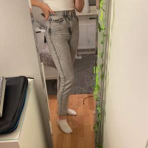 Ett par gråa jeans från Gina tricot. Väldigt fina jeans i ett bra skick, köptes 2020 ordinariepris är 500 eller 600. 😁(Jag är 165 cm lång)