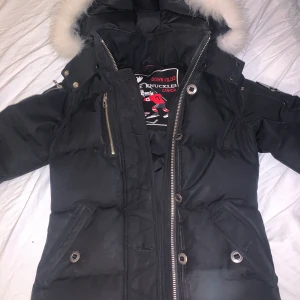 Äkta Mosse knuckles , stl xs, kortmodell - Korta modellen. Storlek XS passar även S Haft den i 8 månader hunnit använda den 3 gånger, köpt en ny så vill bli av med den här. Har dock inget kvitto kvar då ja råkat slänga de. Köpt för 10,400 men kan sälja den för 7000 och vid snabbaffär så kan jag sänka priset ner till 6000 max