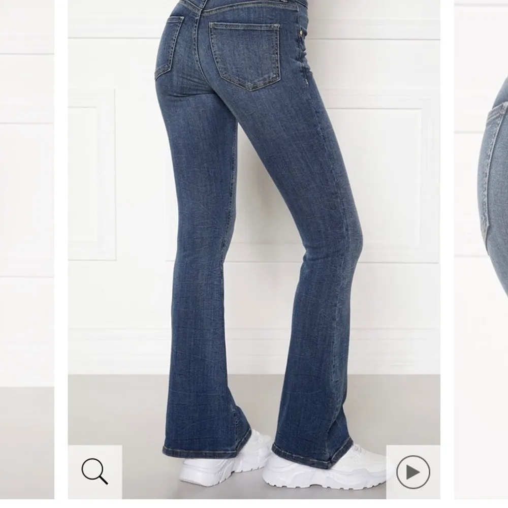 Blåa bootcut jeans, har använt 2 gånger så är ett bra skick, storlek 36 en aning små i storleken men är stretch bara, köptes för ett år sedan, originalpris 400kr. OBS bilden från hemsidan visar färgen på jeansen bättre.. Jeans & Byxor.