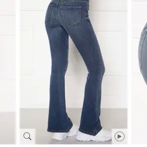 Blåa bootcut jeans, har använt 2 gånger så är ett bra skick, storlek 36 en aning små i storleken men är stretch bara, köptes för ett år sedan, originalpris 400kr. OBS bilden från hemsidan visar färgen på jeansen bättre.