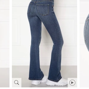 Bootcut blå jeans  från Bubbleroom. - Blåa bootcut jeans, har använt 2 gånger så är ett bra skick, storlek 36 en aning små i storleken men är stretch bara, köptes för ett år sedan, originalpris 400kr. OBS bilden från hemsidan visar färgen på jeansen bättre.