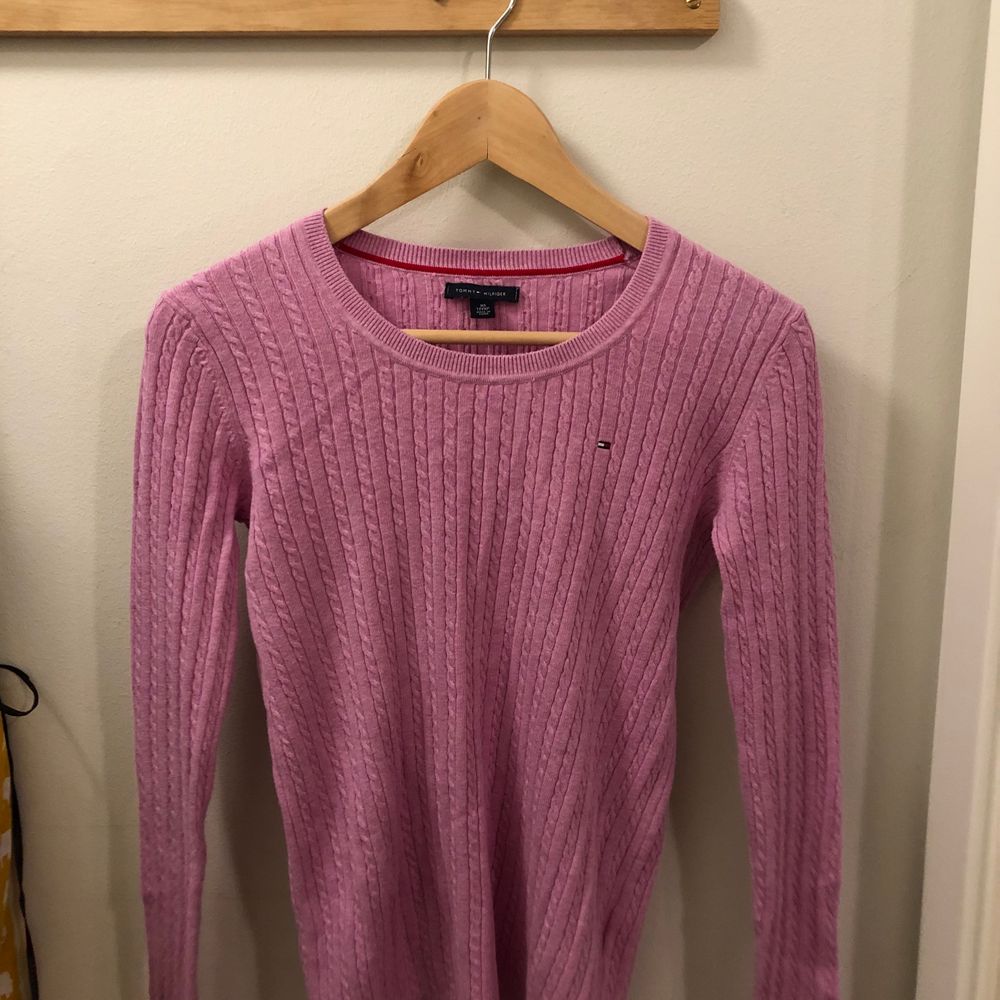Helt oanvänd tröja från tommy hilfiger, köpt för tre år sen men kom aldrig till användning, mycket stretchig. Pris inklusive frakt. Tröjor & Koftor.