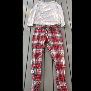 Pyjamas byxor o tröja i storlek S - En super fin och söt pyjamas från Cubus i storlek S. Använt några gånger men säljer för att det är lite litet. Jag skulle säga att pyjamasen sitter mer som en XS. (Frakten ingår i priset)