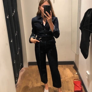 Denim Jumpsuit - En cool mörkblå jeans jumpsuit från NA-KD. Endast använd en gång och är i bra skick. Köparen står för frakt.