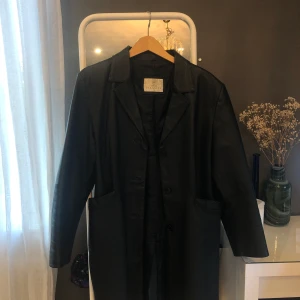 Oversized skinnkappa - Second hand, knappt använd. Storlek 40 men den sitter oversized på mig som är 36/38:) Går ungefär över knäna. Köparen står för frakten🤍