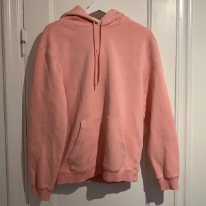 hoodie - ljusrosa hoodie i nyckick. strl s men passar xs-m beroende på hur man vill att den ska sitta💓