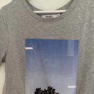 T-shirt från Nakd - Snygg t-shirt från Nakd, använd 1 gång! Frakt tillkommer! 