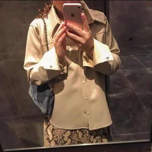 Jätte snygg skinnjacka/skjorta - Helt ny skinn skjorta funkar helt utmärkt som jacka också!! Köpt från neo niour! Storlek Xl men passar mig med s/m💓💓