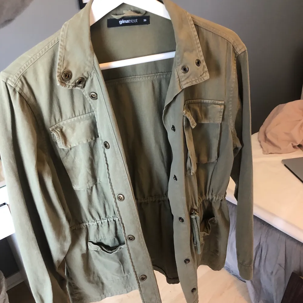 En militärgrön jacka från Gina tricot. Kan även användas som overshirt nu på hösten när det blir kallare. Jackor.
