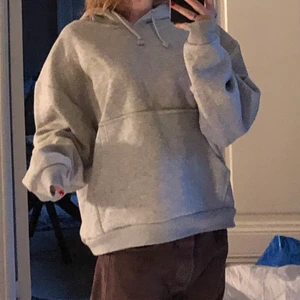 Grå Hoodie  - Najs grå hoddie! Fint skick men sälj pga används inte. Köpare står för frakt 