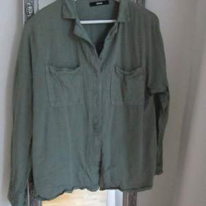 DM om du har frågor om plagg/pris⚡️   Grön skjorta/blus från BikBok! Säljer då den inte kommer till användning längre. Frakt tillkommer.