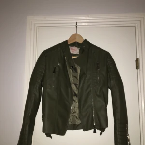 Grön skinnjacka - Cool skinnjacka i grönt! St.38 men liten i passformen. Köparen står för frakten! Buda gärna i kommentarerna