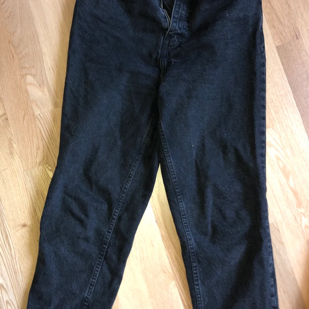 svarta mom jeans i strl 40 från zara!. Jeans & Byxor.